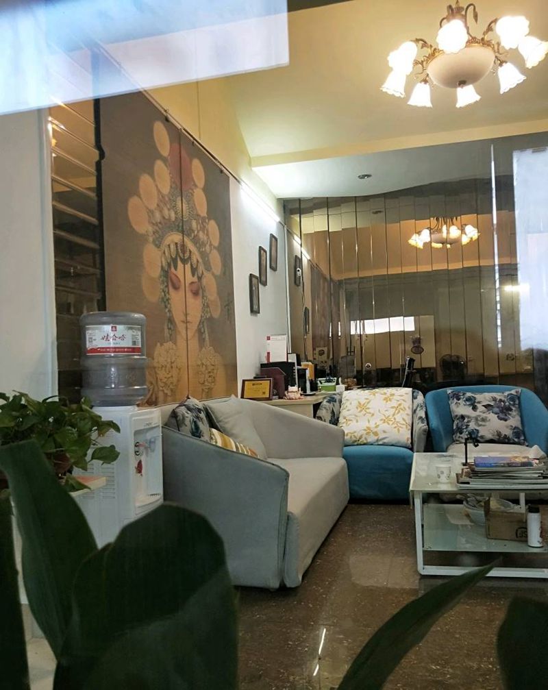 工作室内环境纹身图片_背部新传统纹身图案