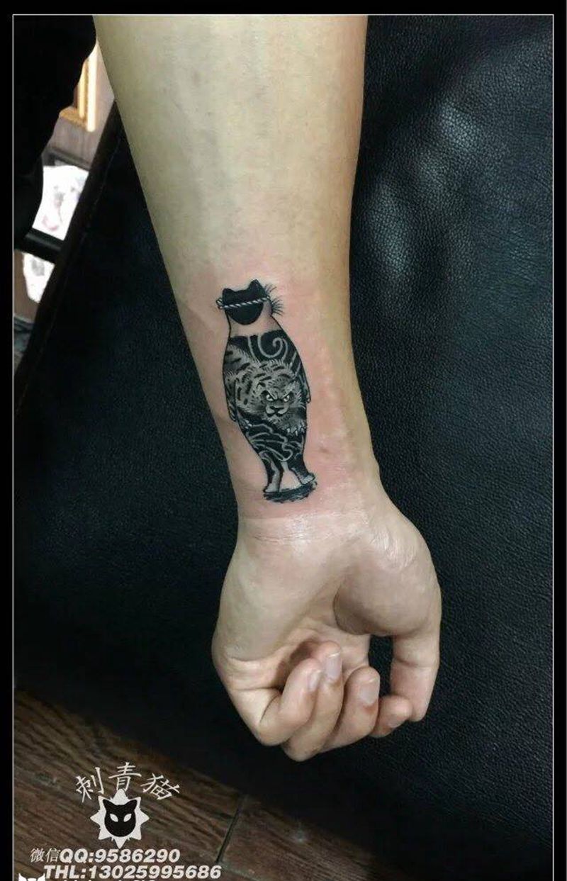 刺青猫纹身图片_成品手臂手部传统动物猫咪纹身图案