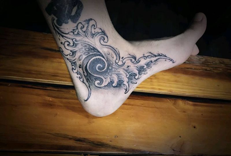 自扎自己的脚纹身图片_脚部新传统浪花水纹身图案