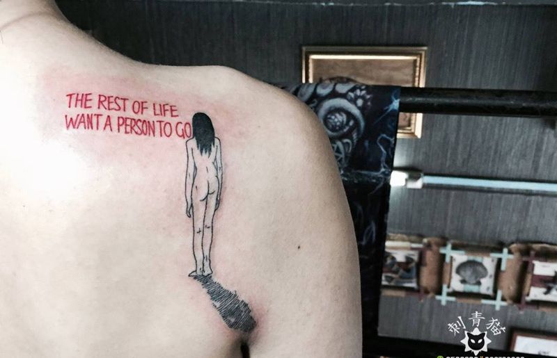 等待纹身图片_成品肩部欧美清新人物字符英文字母简笔纹身图案