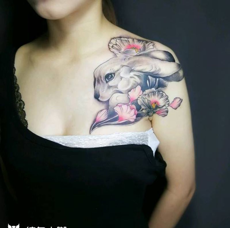 兔子纹身图片_胸部肩部老传统兔子纹身图案