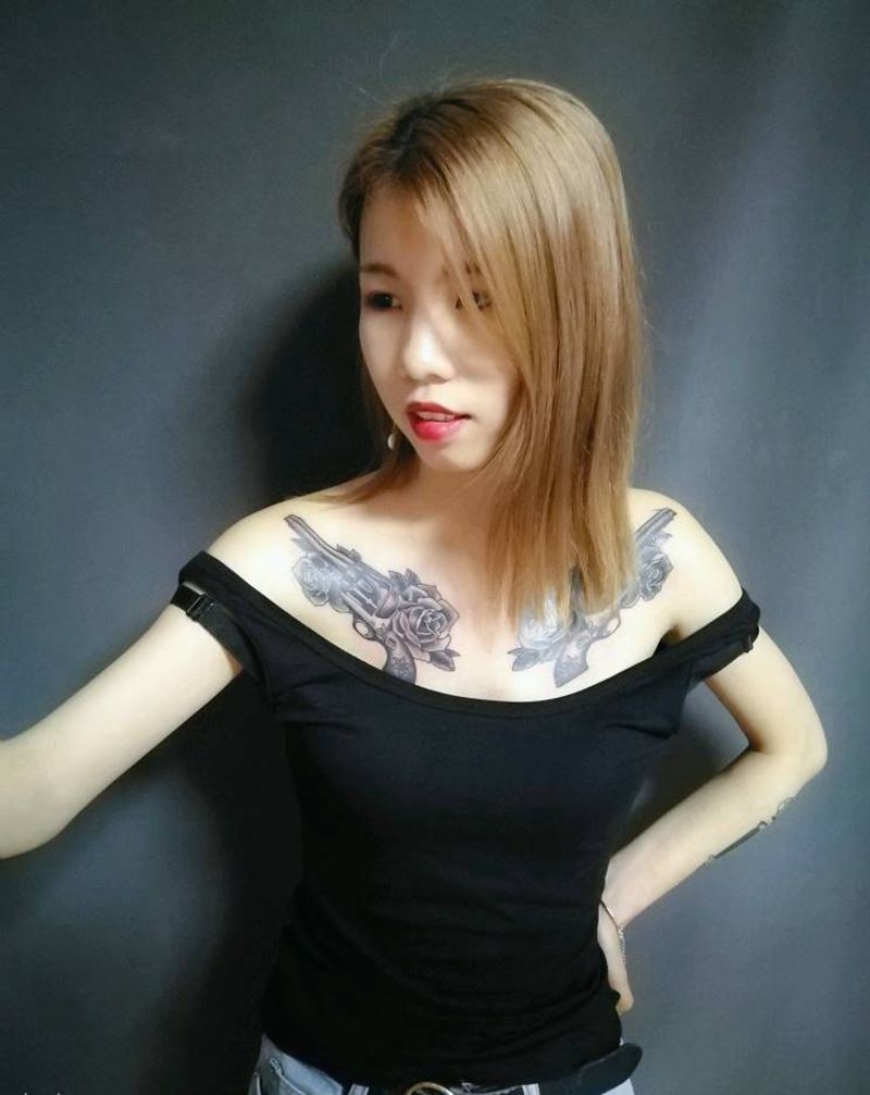 双枪玫瑰纹身图片_胸部老传统枪玫瑰纹身图案