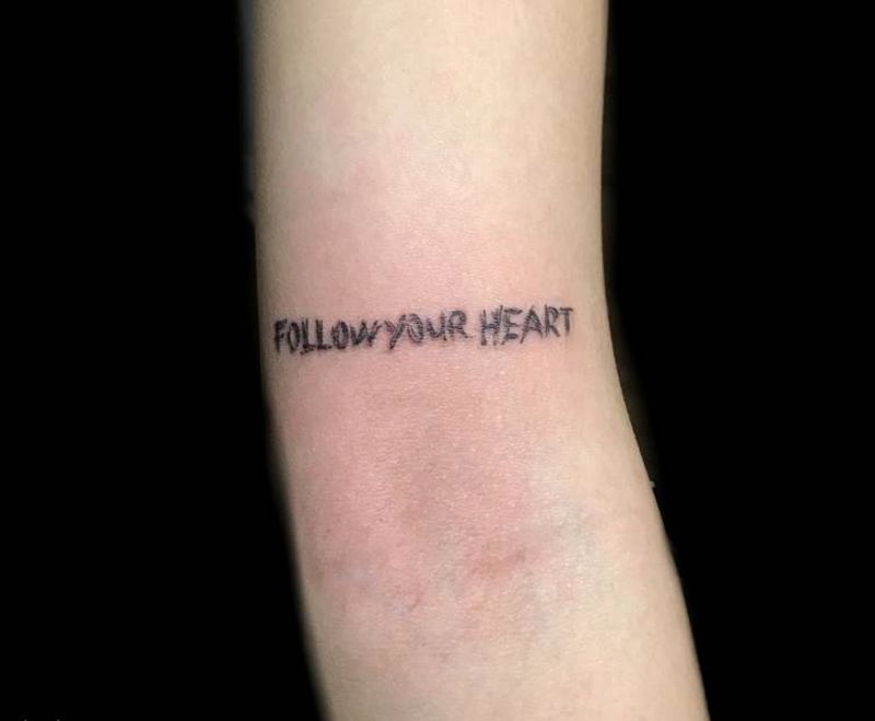 重影英文纹身图片_手臂字母纹身图案