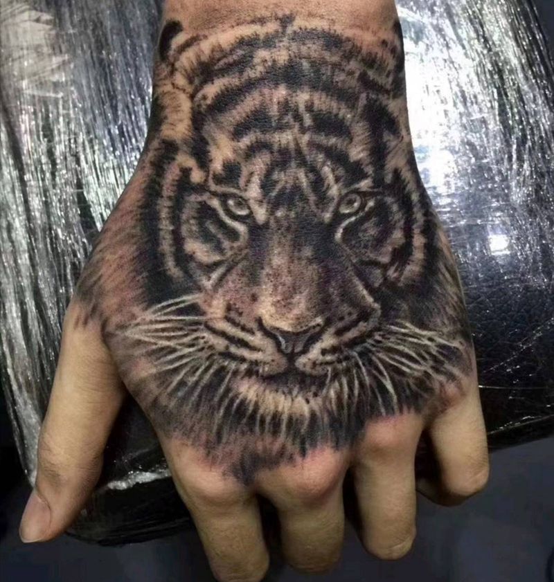 虎头纹身图片_手部纹身图案