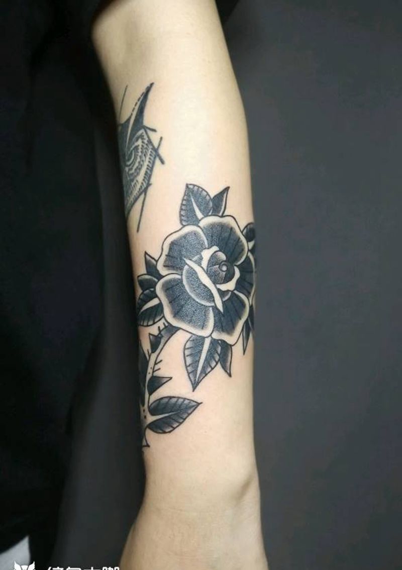 玫瑰花纹身图片_手臂Old School玫瑰花纹身图案