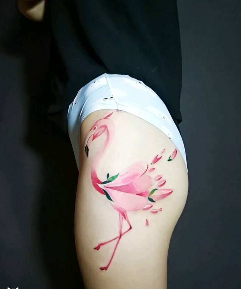 火烈鸟纹身图片_臀部腿部水彩火烈鸟纹身图案