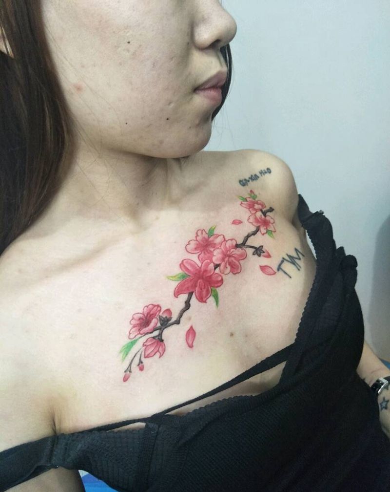 胸前桃花朵朵开纹身图片