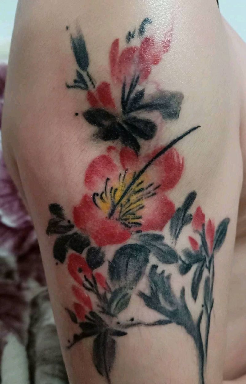 水墨花纹身图片_手臂水墨纹身图案