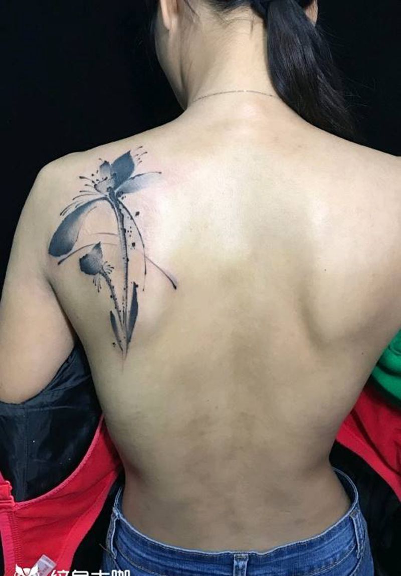 梦荷听雨纹身图片_背部水墨植物纹身图案