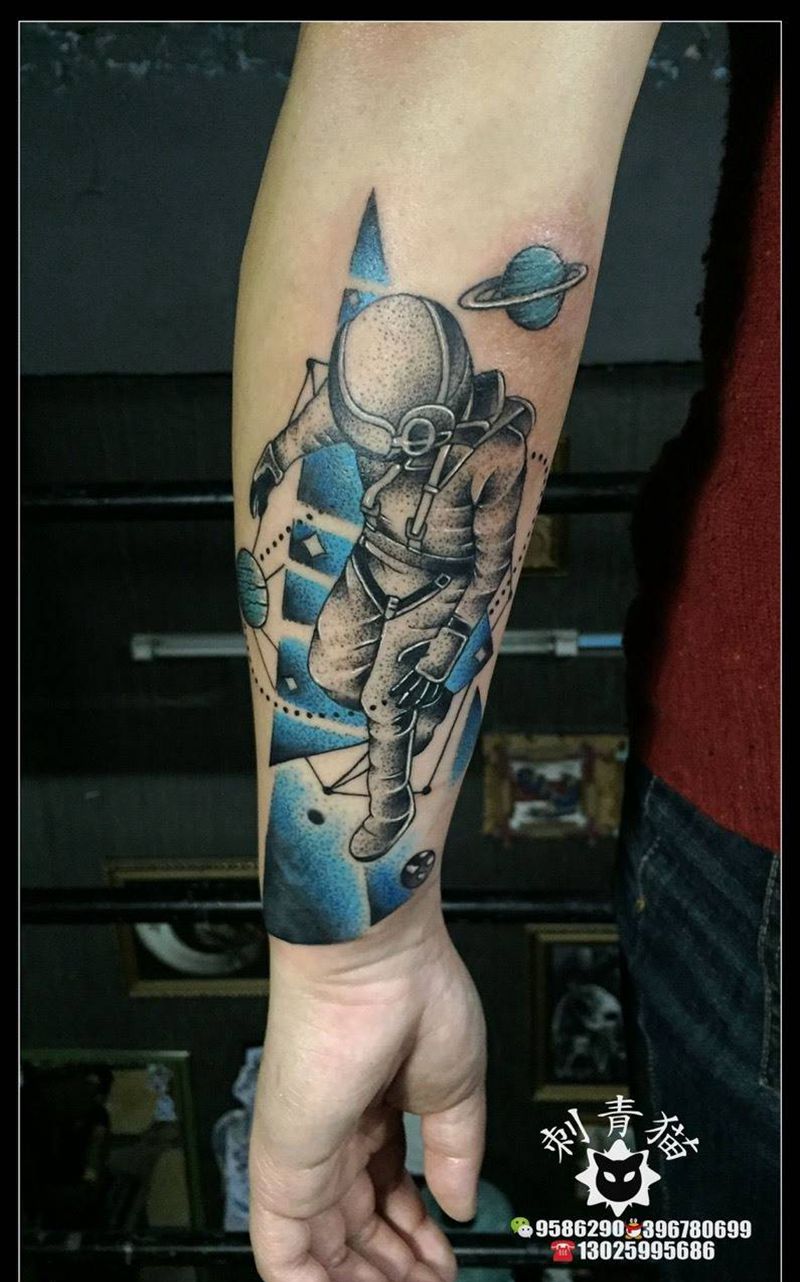 宇航员纹身图片_成品手臂手部欧美清新人物点刺纹身图案