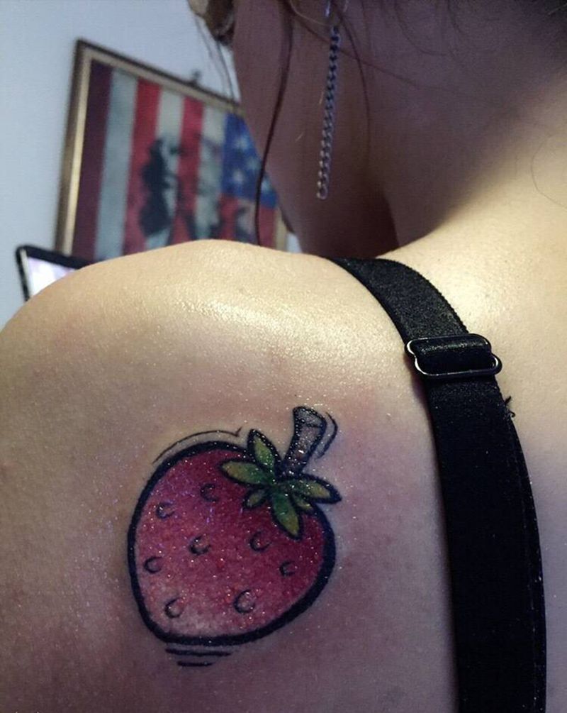 吃草莓嘛纹身图片