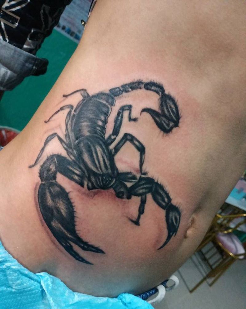 蝎子纹身图片_腹部欧美写实纹身图案
