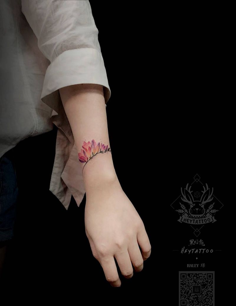 盖疤の小清新花纹身图片_盖疤植物手部纹身图案