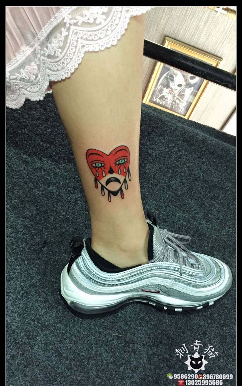 受伤的心纹身图片_成品腿部欧美纹身图案