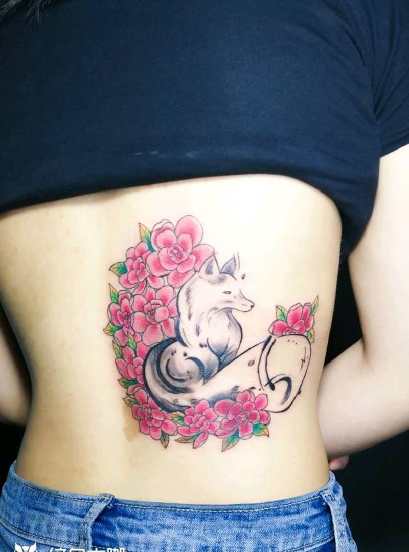 狐狸纹身图片_背部老传统狐狸樱花纹身图案