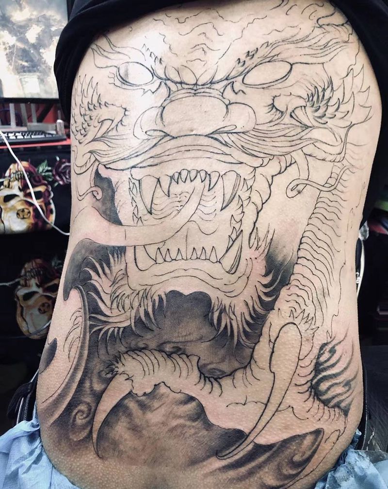 满背花臂未完纹身图片_背部手臂新传统纹身图案