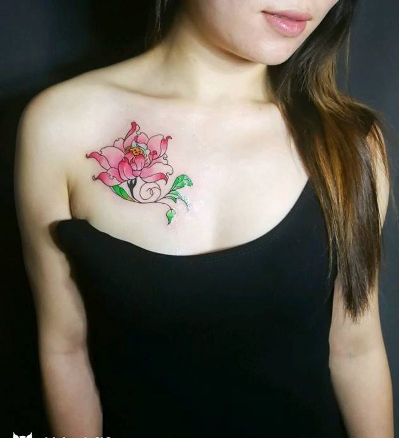 锁骨荷花纹身图片_胸部荷花锁骨小清新纹身图案