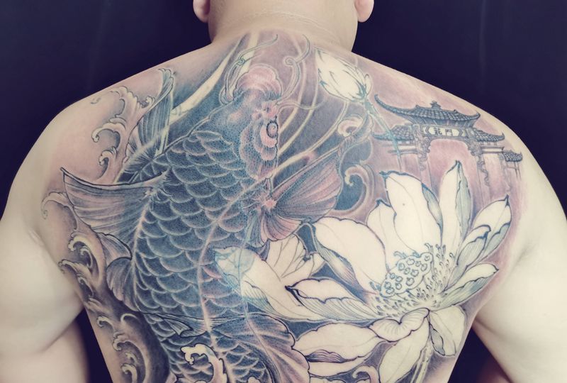 鱼跃龙门--遮盖纹身图片_背部新传统纹身图案