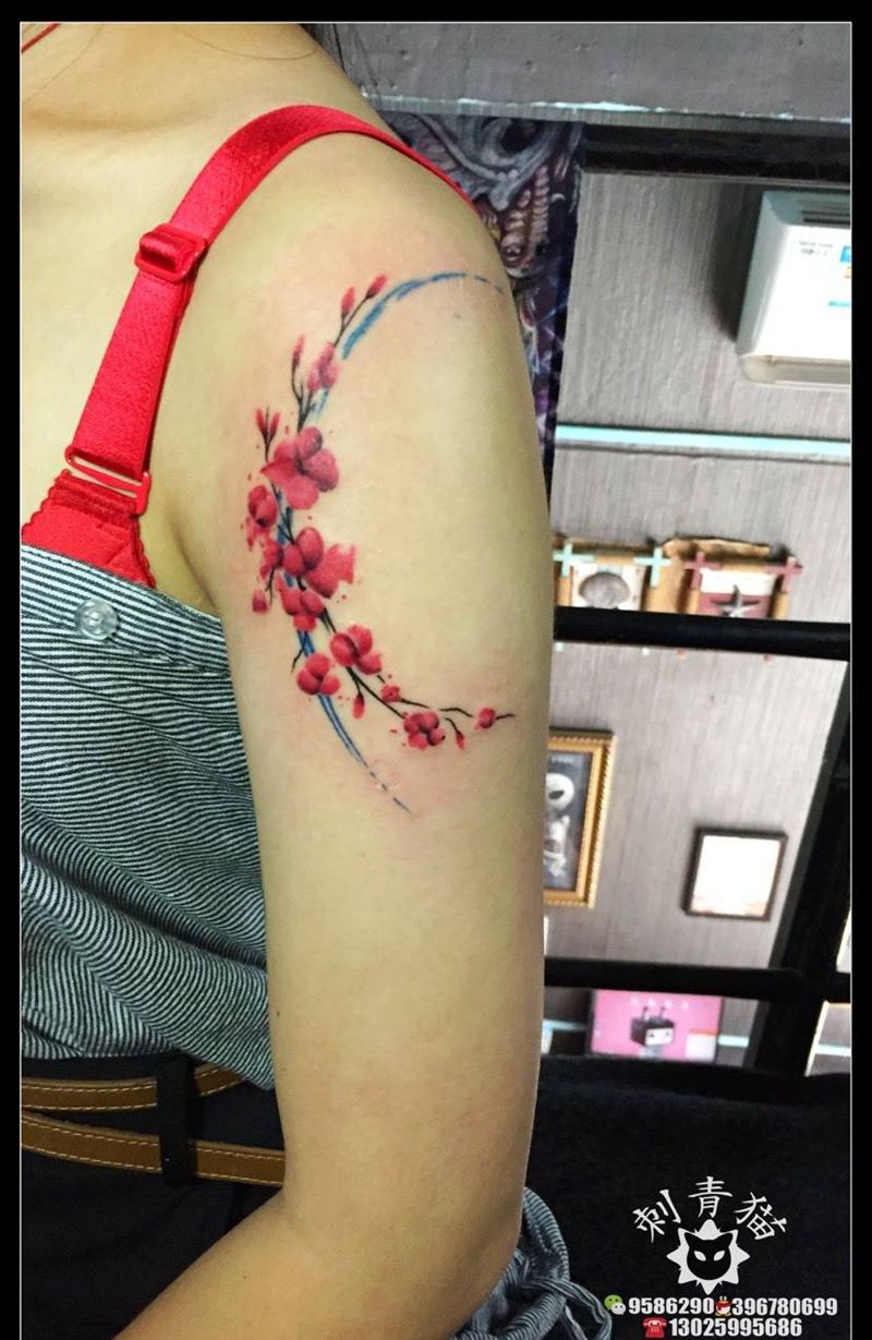 桃花纹身图片_成品肩部传统清新植物水彩纹身图案