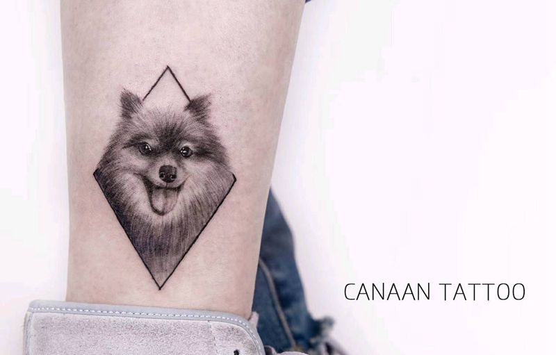 一只狗子纹身图片_腿部脚部欧美写实纹身图案