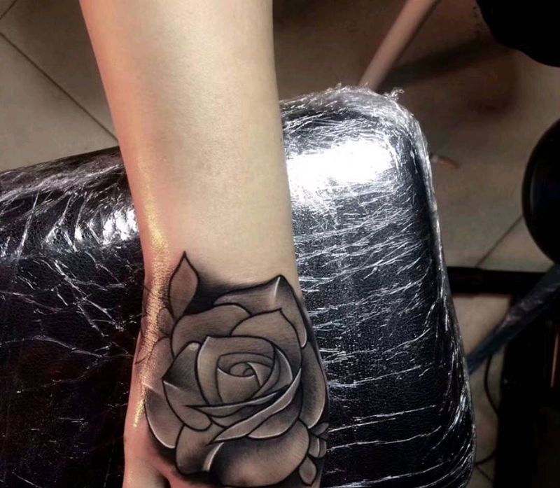玫瑰花纹身图片_手部欧美写实纹身图案
