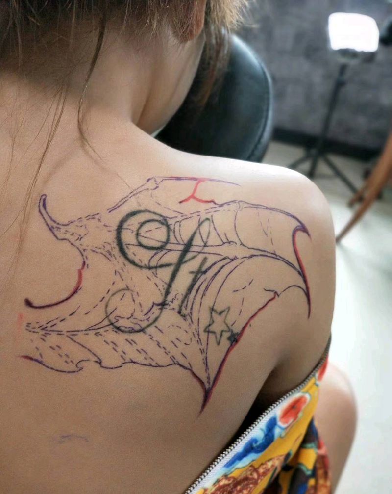 翅膀遮盖纹身图片_肩部欧美写实纹身图案