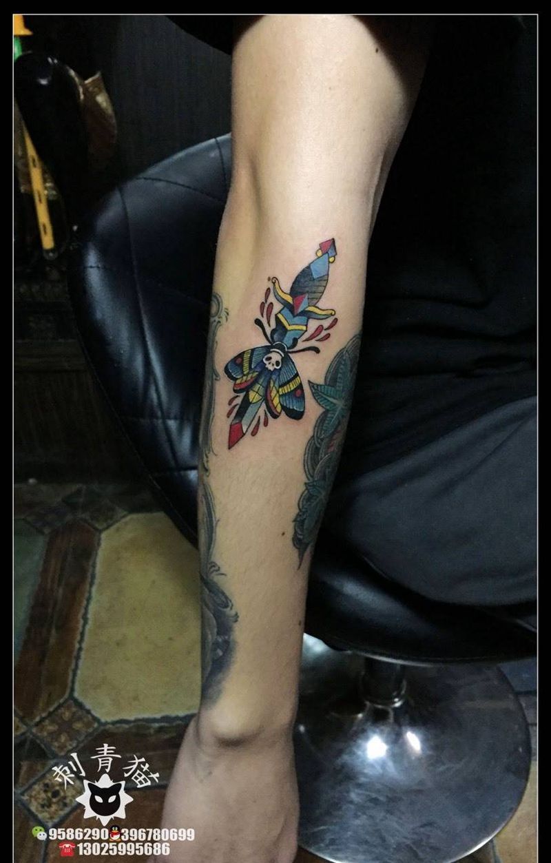 飞蛾匕首纹身图片_成品手臂手部欧美清新动物静物纹身图案