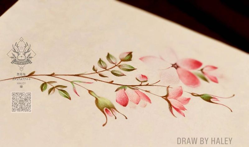 一抹胸前的色彩纹身图片