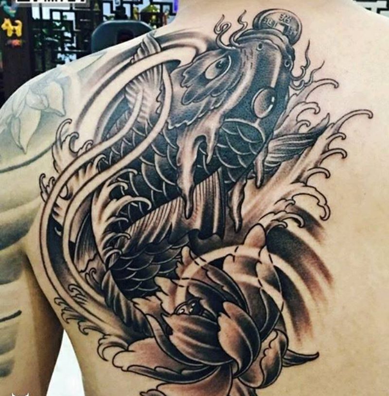 鲤鱼纹身图片_肩部腿部脚部纹身图案