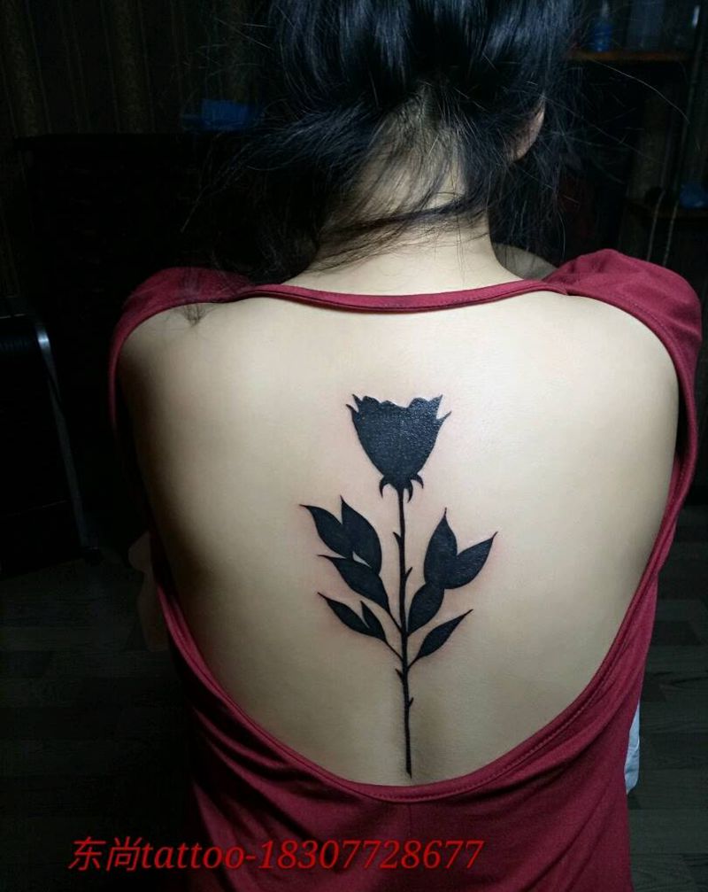 一枝独秀…黑玫瑰纹身图片_背部植物成品纹身图案