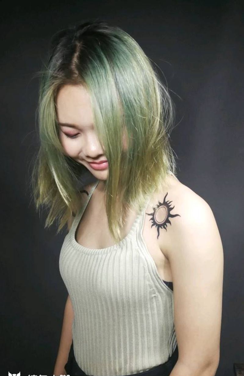 肩上的太阳纹身图片_肩部图腾太阳月亮纹身图案