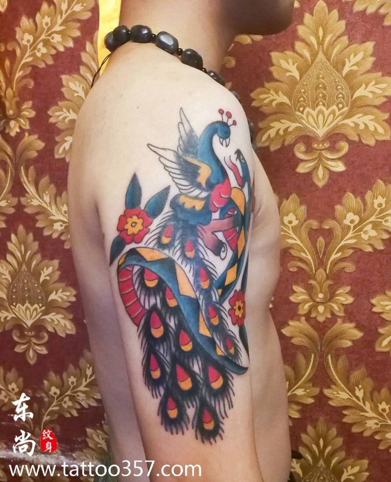 孔雀纹身图片_手臂Old School孔雀纹身图案