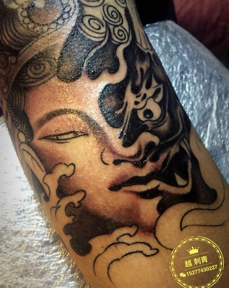 半佛半魔纹身图片