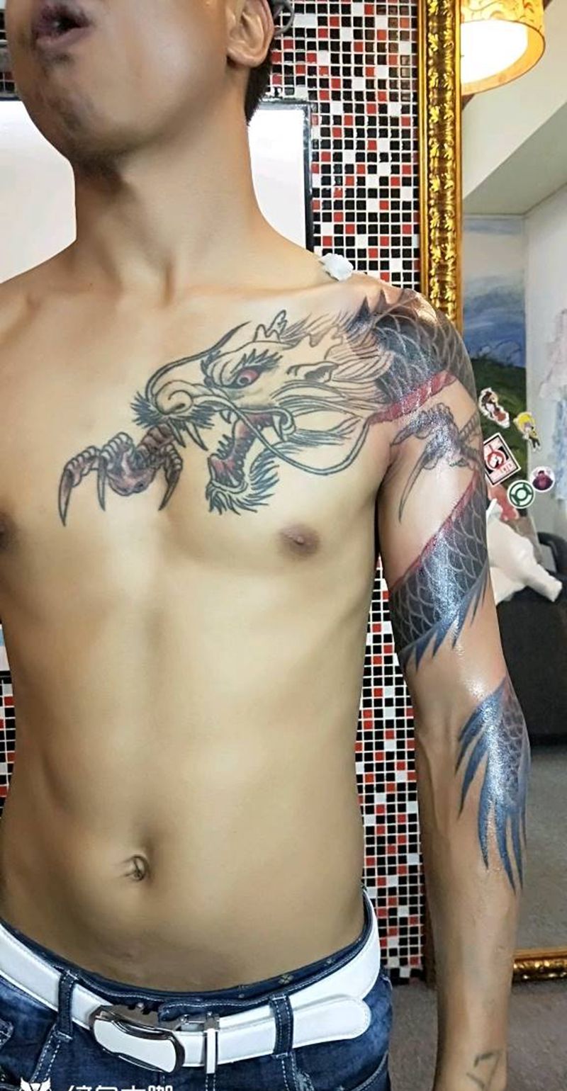 盘手龙上色纹身图片