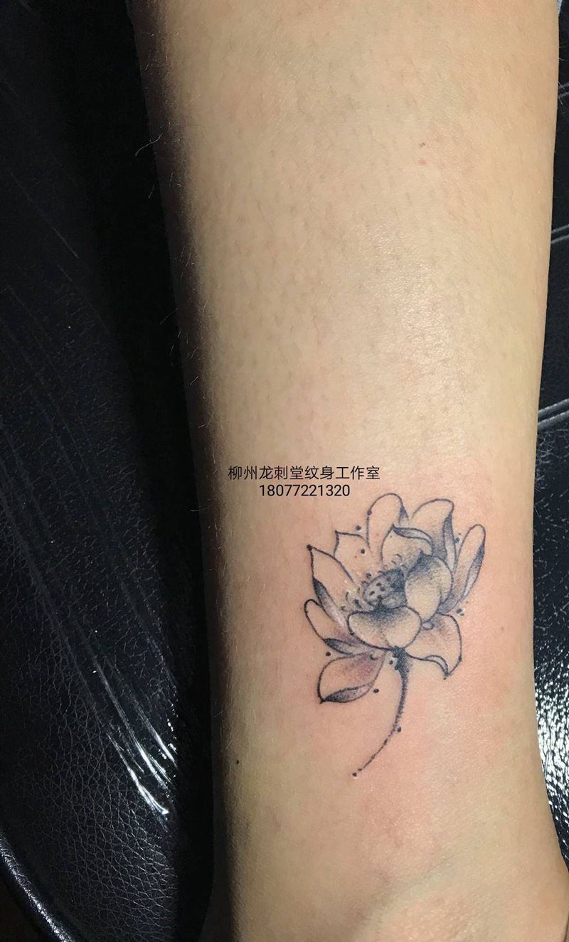 荷花纹身图片_腿部脚部新传统植物纹身图案