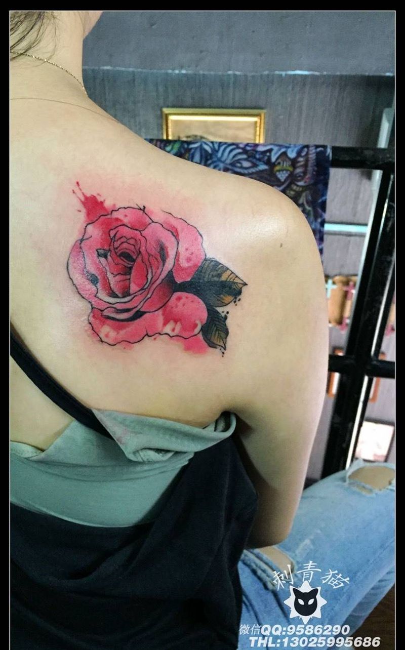 玫瑰纹身图片_成品背部肩部清新植物玫瑰纹身图案