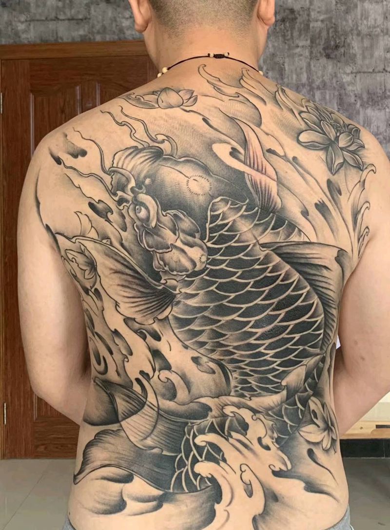 满背鱼纹身图片_背部老传统纹身图案