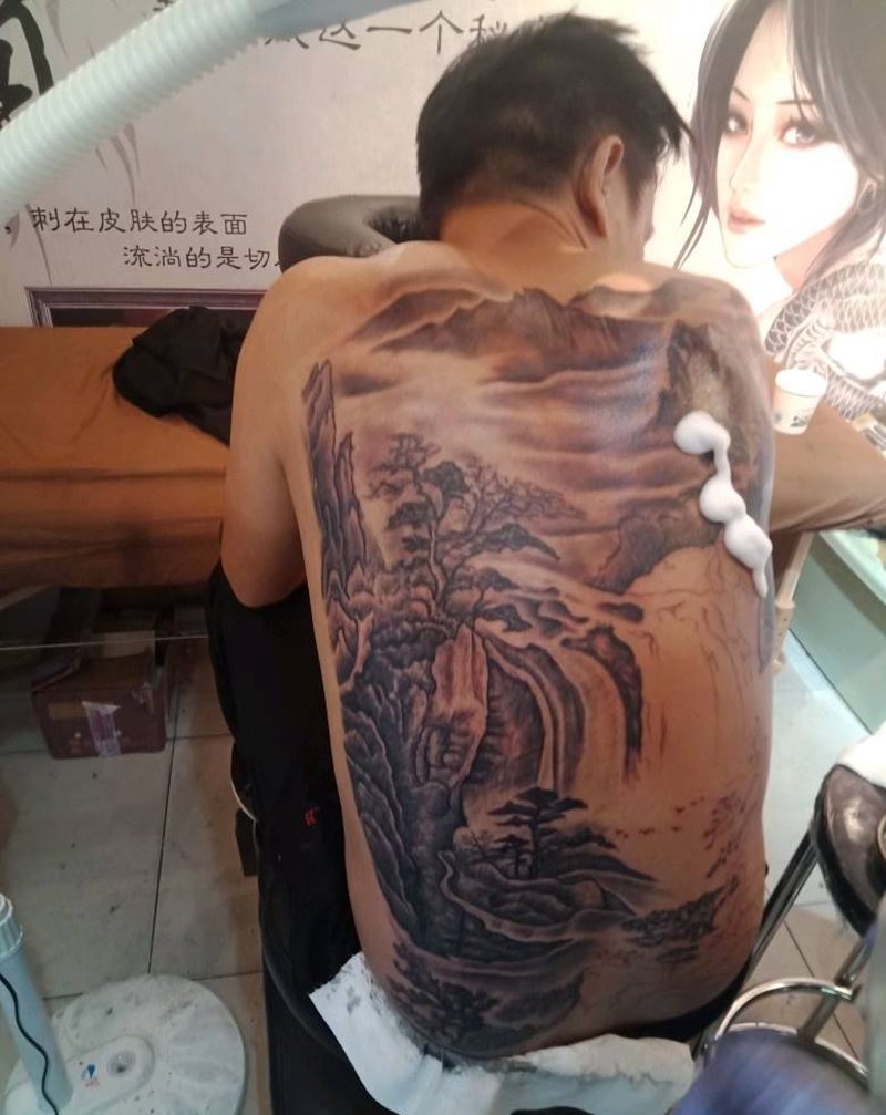 山水之间纹身图片_背部水墨山水画纹身图案