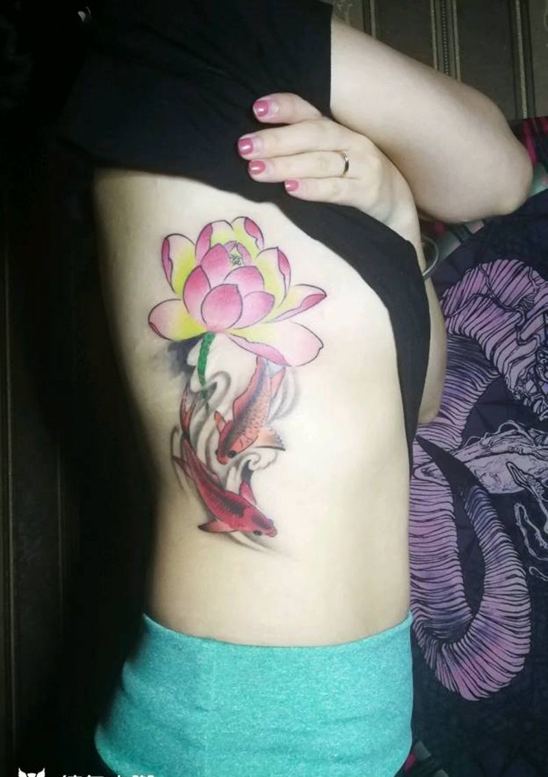 莲花纹身图片_腰部老传统水彩荷花鲤鱼纹身图案