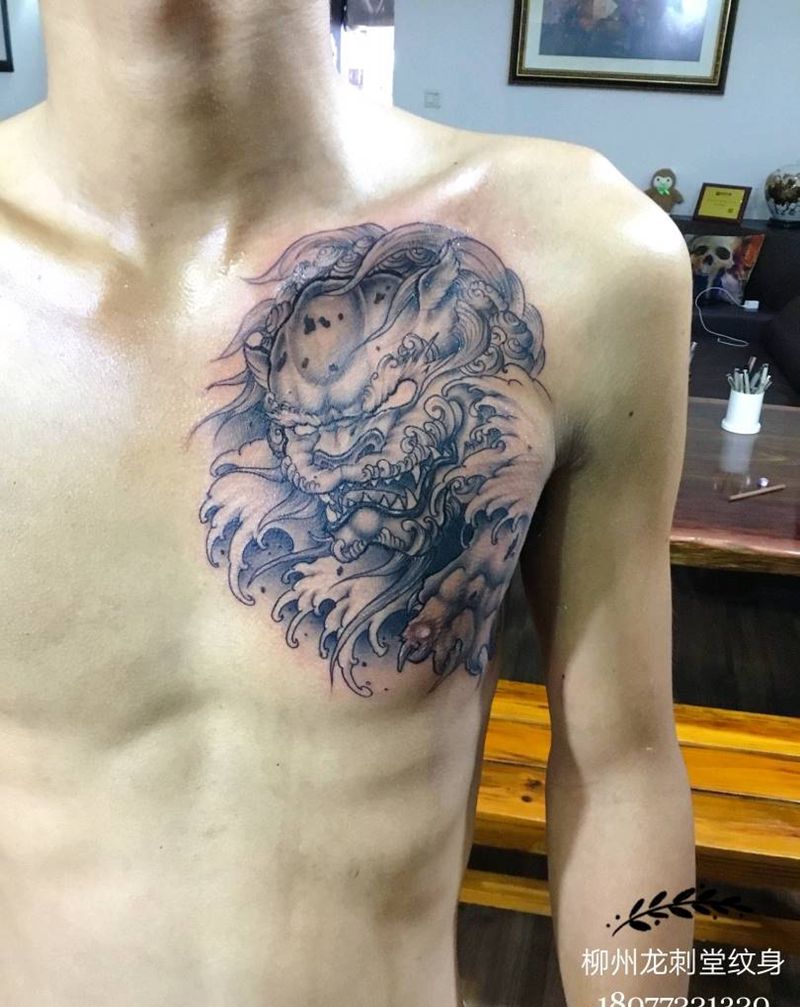 胸口瑞兽纹身图片_胸部新传统瑞兽狮子传统纹身图案
