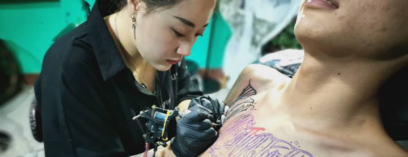 花胸花体字纹身图片_胸部纹身图案