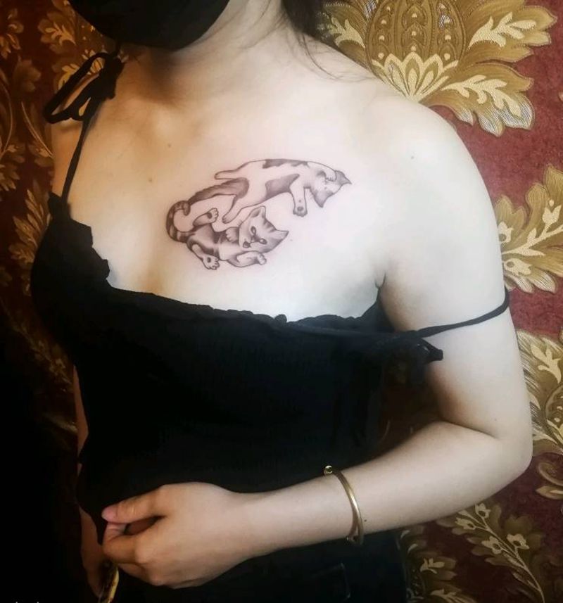 小猫纹身图片_胸部猫锁骨纹身图案