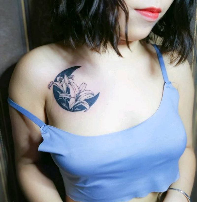 月亮花纹身图片_胸部新传统纹身图案