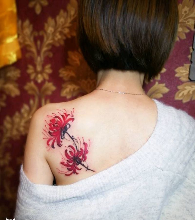 彼岸花纹身图片_背部新传统水彩彼岸花纹身图案