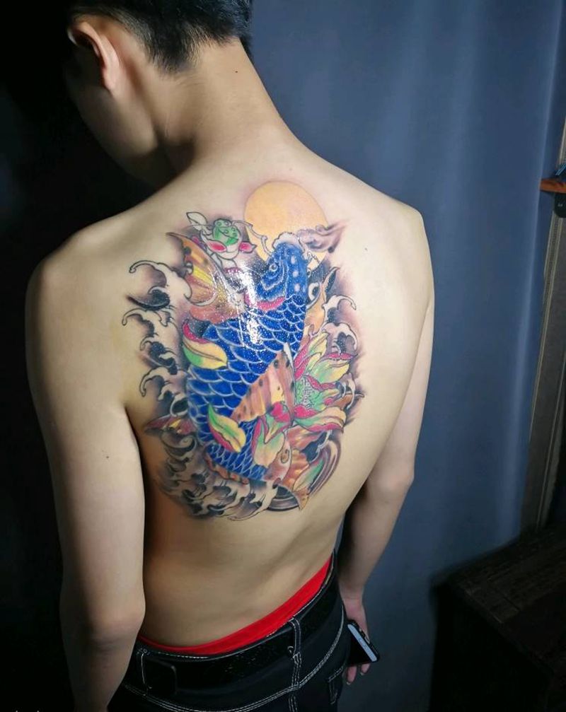 鲤鱼与荷花纹身图片_背部新传统鲤鱼荷花纹身图案