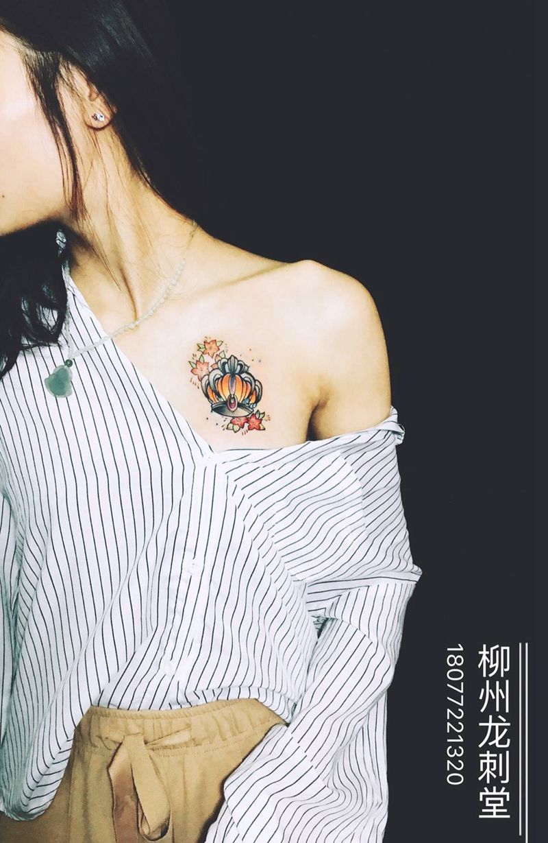 彩色皇冠纹身图片_成品胸部欧美纹身图案