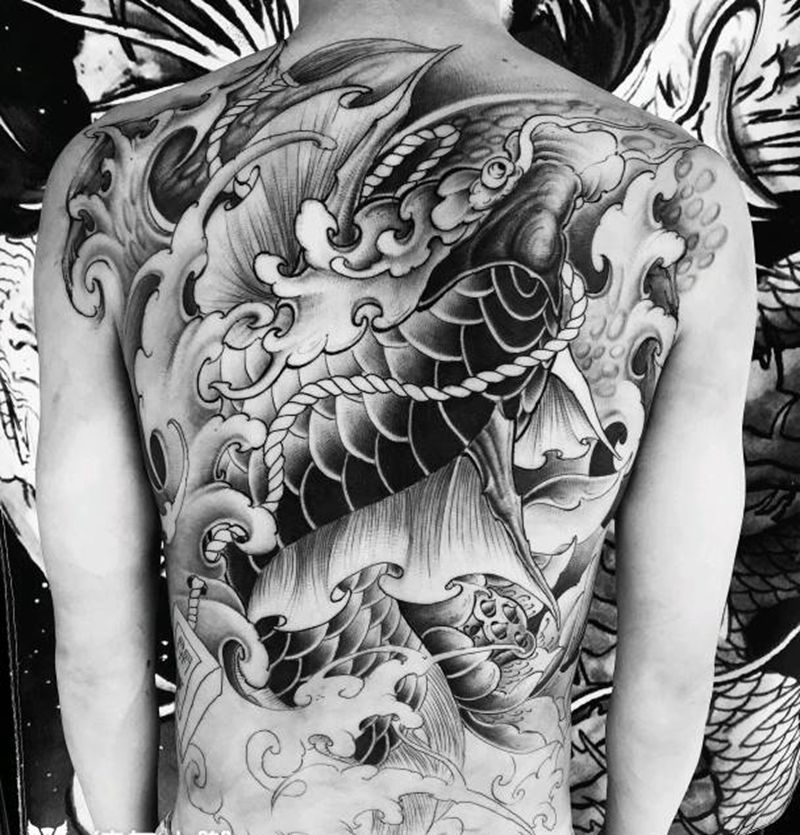 满背鱼纹身图片_背部新传统鱼动物纹身图案