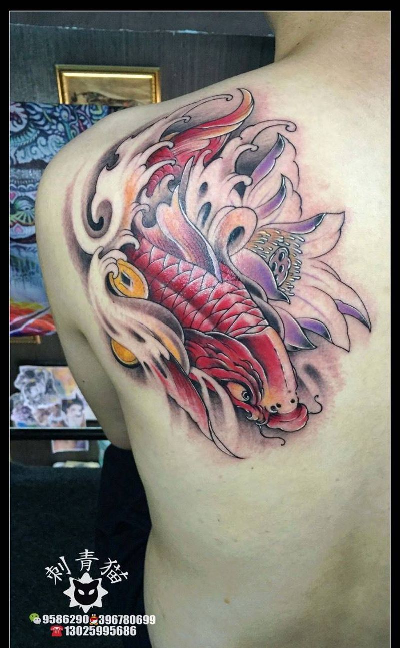 锦鲤莲花纹身图片_成品背部传统动物莲花纹身图案