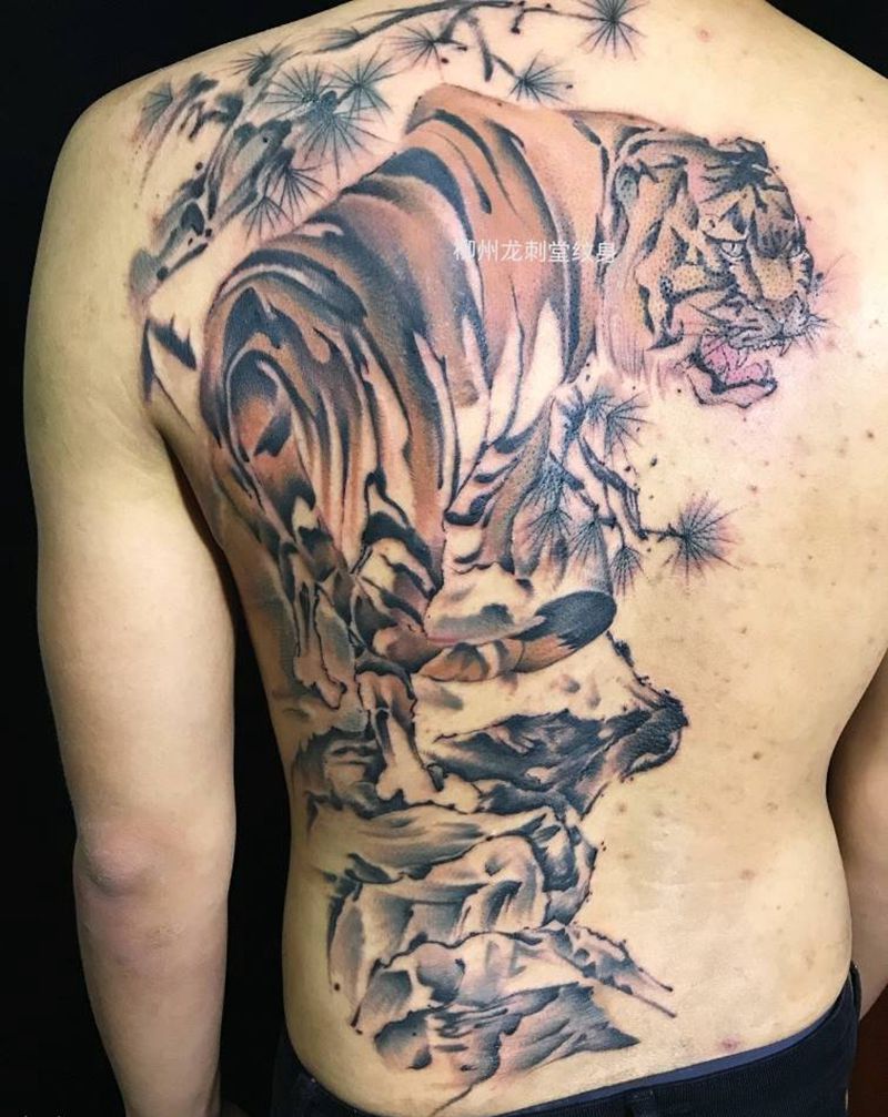 老虎纹身图片_背部新传统动物纹身图案