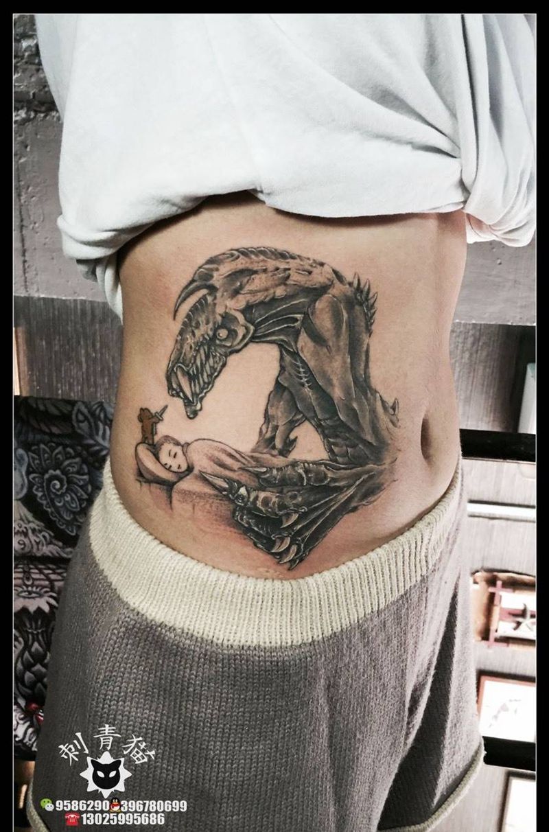 守护.勇敢的小熊纹身图片_成品腰部腹部欧美清新动物人物纹身图案